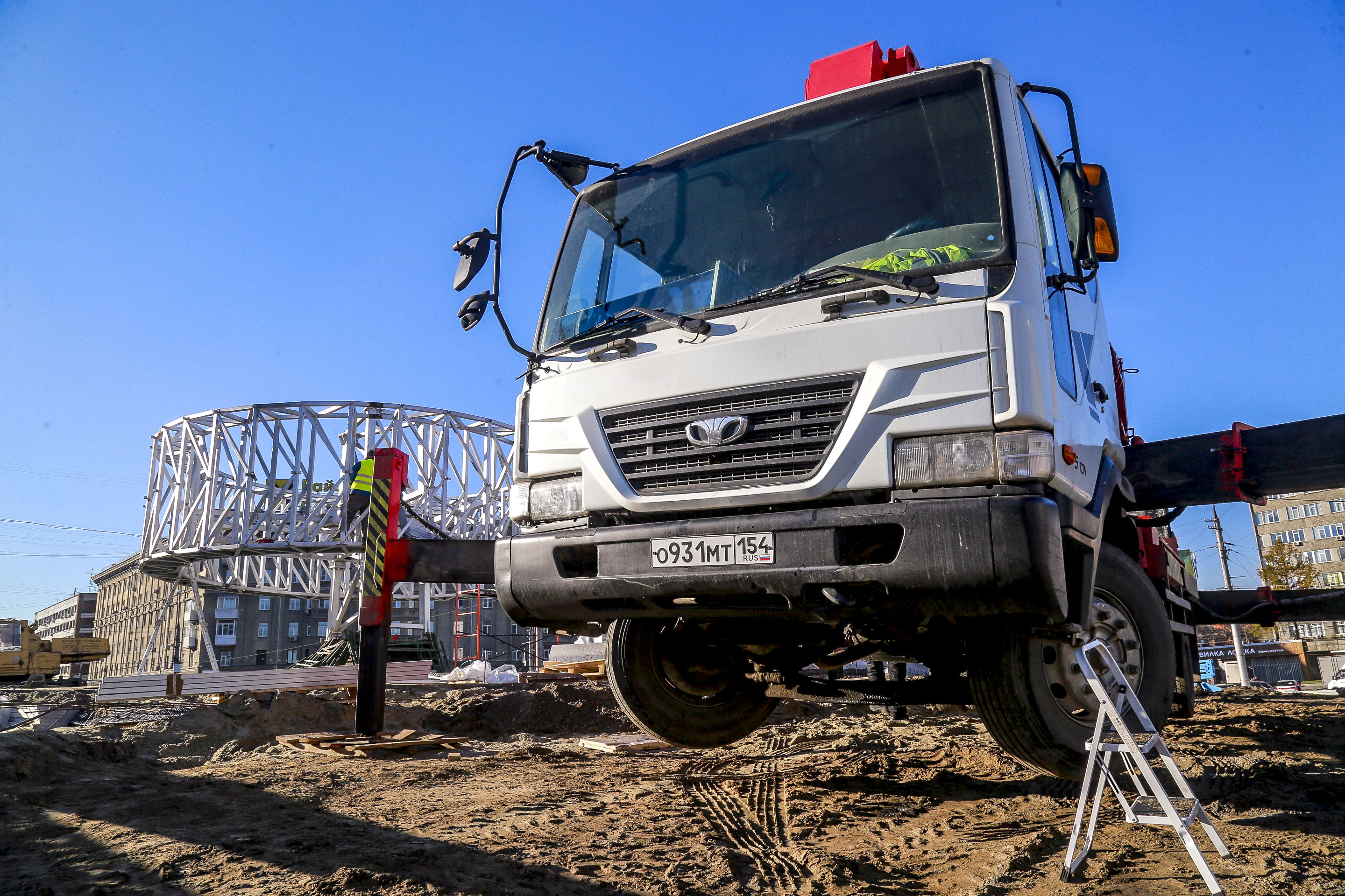 Установка шпиля стелы «Новосибирск — город трудовой доблести». 14 октября 2022 года