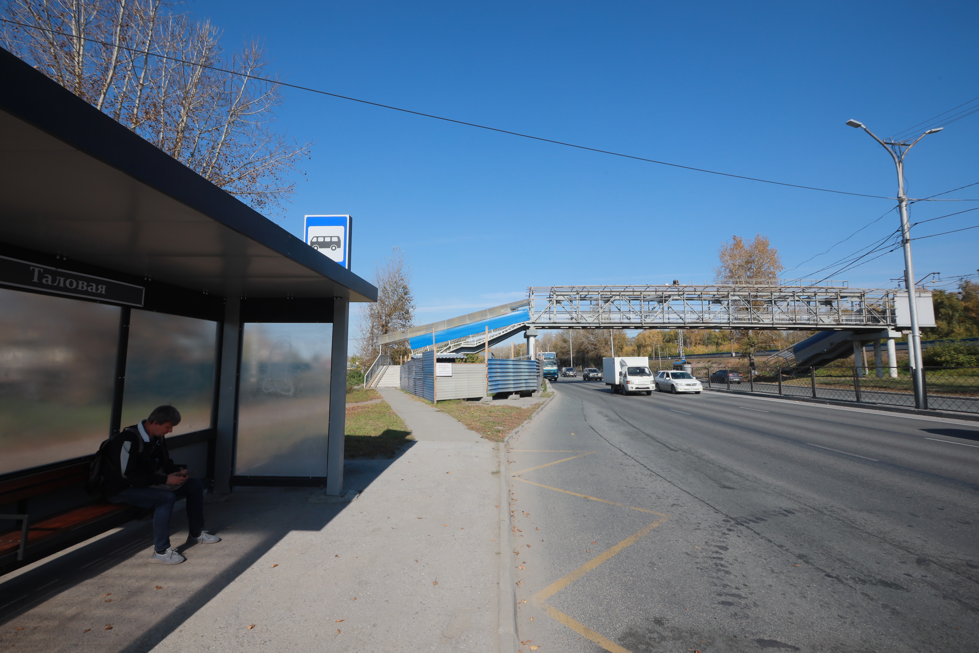 Пешеходный мост возле остановки «Таловая»