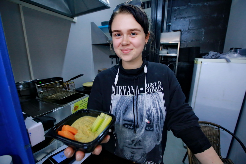 На скорую руку тут готовят и хумус — пюре из бобовых. В него вкусно макать овощи. И, кстати, порции не по-еврейски большие — 510 граммов.