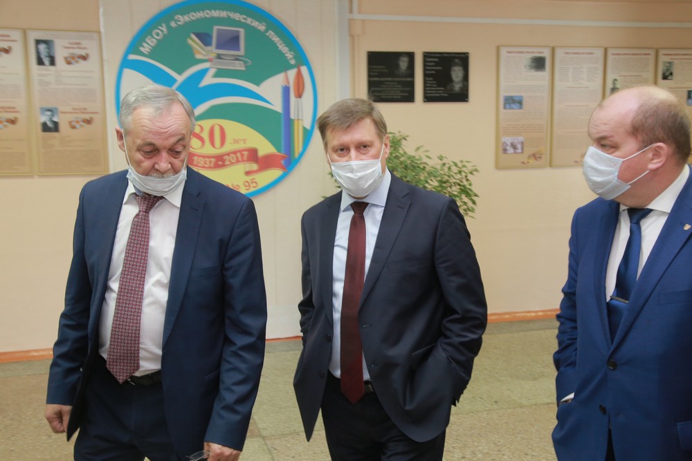 Мэр Локоть инспектирует работу учителей