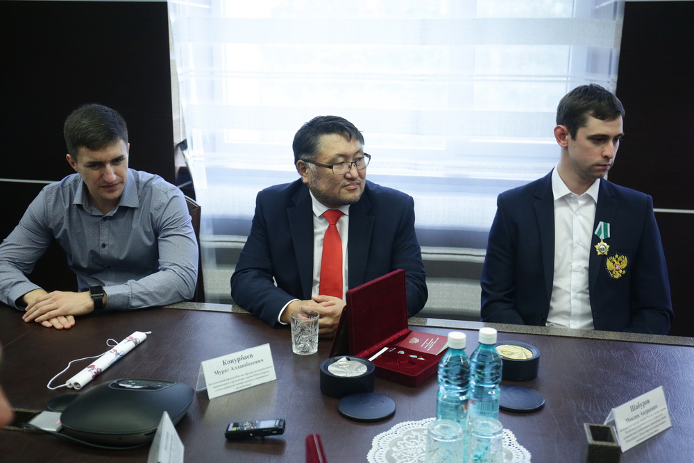 Тренер Мурат Конурбаев (в центре)