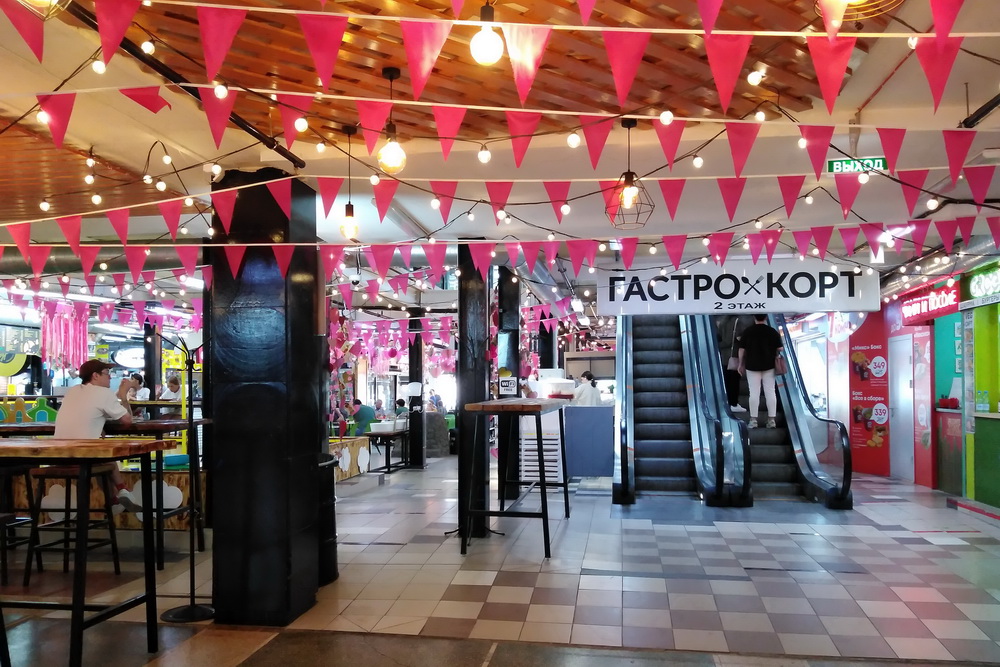 Гастрокорт на Центральном рынке — новое для города место с кафе и площадками для досуга. Эту тему здесь начали развивать год назад, вдохновившись практикой московских рынков.