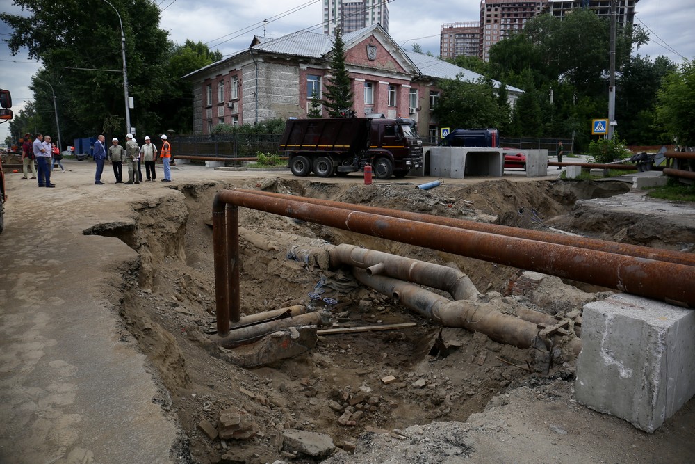 Ремонт теплотрассы на Бориса Богаткова. Июль 2021 года