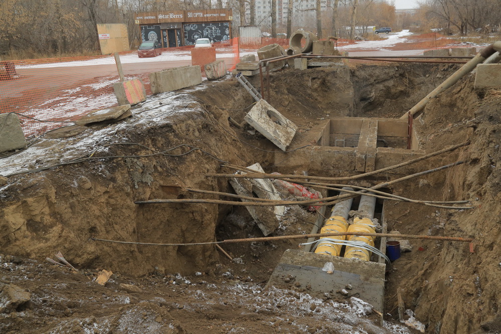 Ремонт теплосети на перекрёстке Приморской и Гидромонтажной. Ноябрь 2022 года