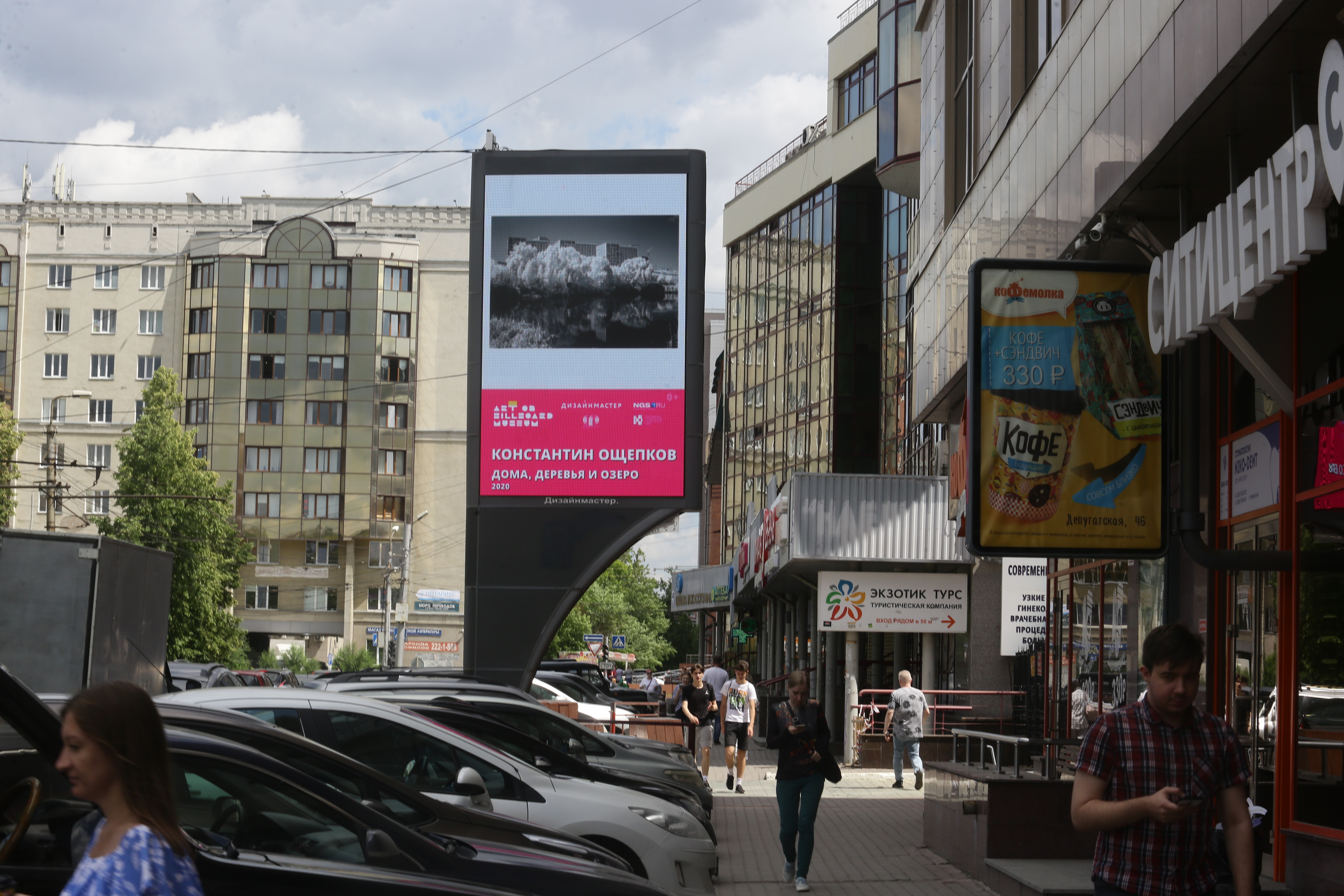 Рекламу на уличных билбордах меняют на фотошедевры