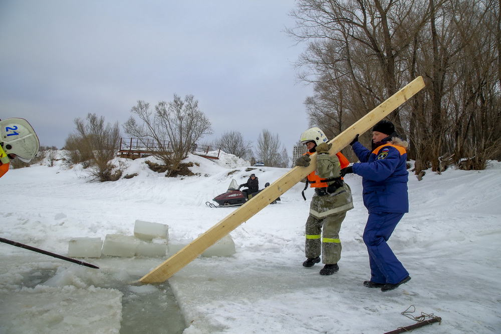 Подготовка купели рядом с «Европейским берегом»