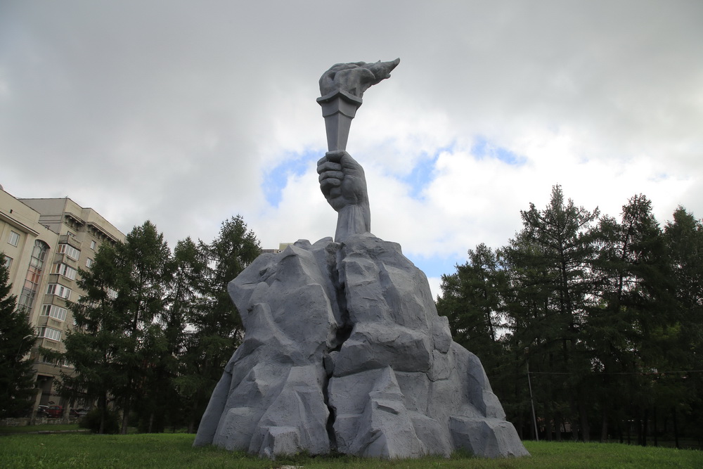 Зелёную стену из 77 лип создают в сквере Героев Революции. Август 2020 года