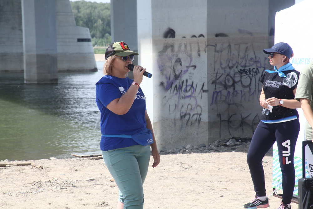 Уборка на острове Кустовой под Бугринским мостом. Июль 2022 года