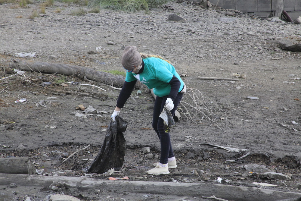 Сбор мусора на берегу Оби. Октябрь 2021 года