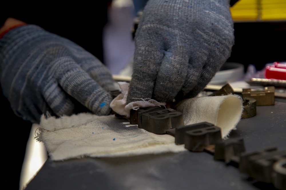 Замена металлических букв на Монументе Славы. Апрель 2020 года