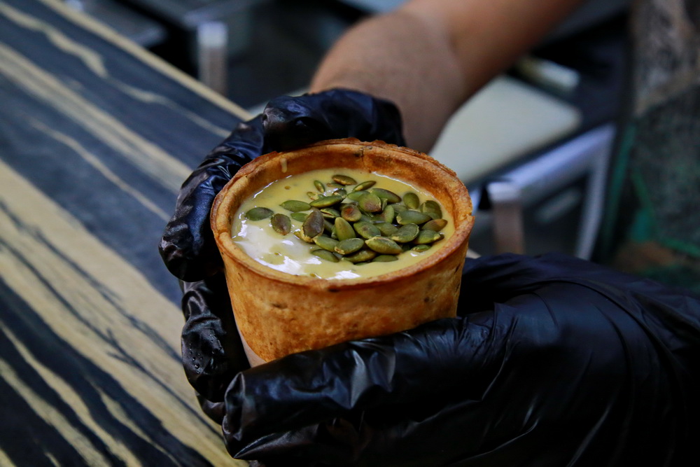 Суп в стаканчиках стал хитом прошлого лета в ресторанном дворике. А теперь «поесть и погрызть» это блюдо можно и на гастрокорте.