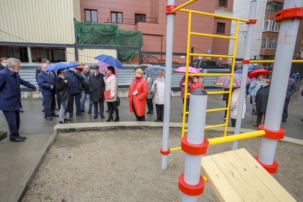 Во дворе ТОСа «Новониколаевский» на улице Советской