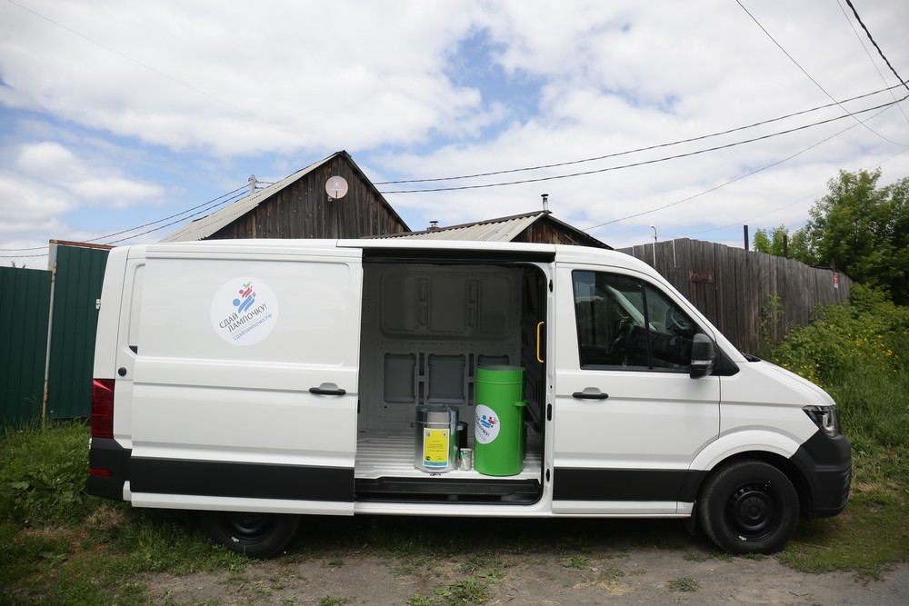 Экомобиль собирает энергосберегающие лампы и градусники у новосибирцев (10.06.2021)