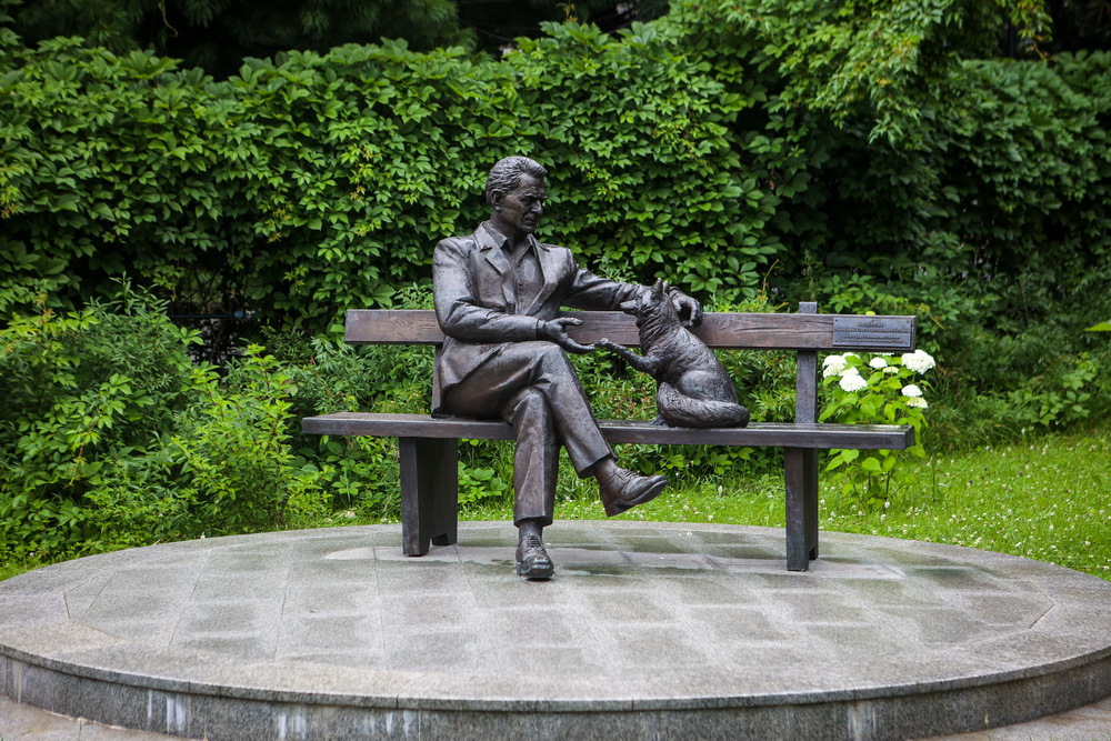 Памятник академику Дмитрию Беляеву с лисой расположен в сквере около Института цитологии и генетики СО РАН по адресу: проспект Академика Лаврентьева, 10 / проспект ​Академика Коптюга, 2