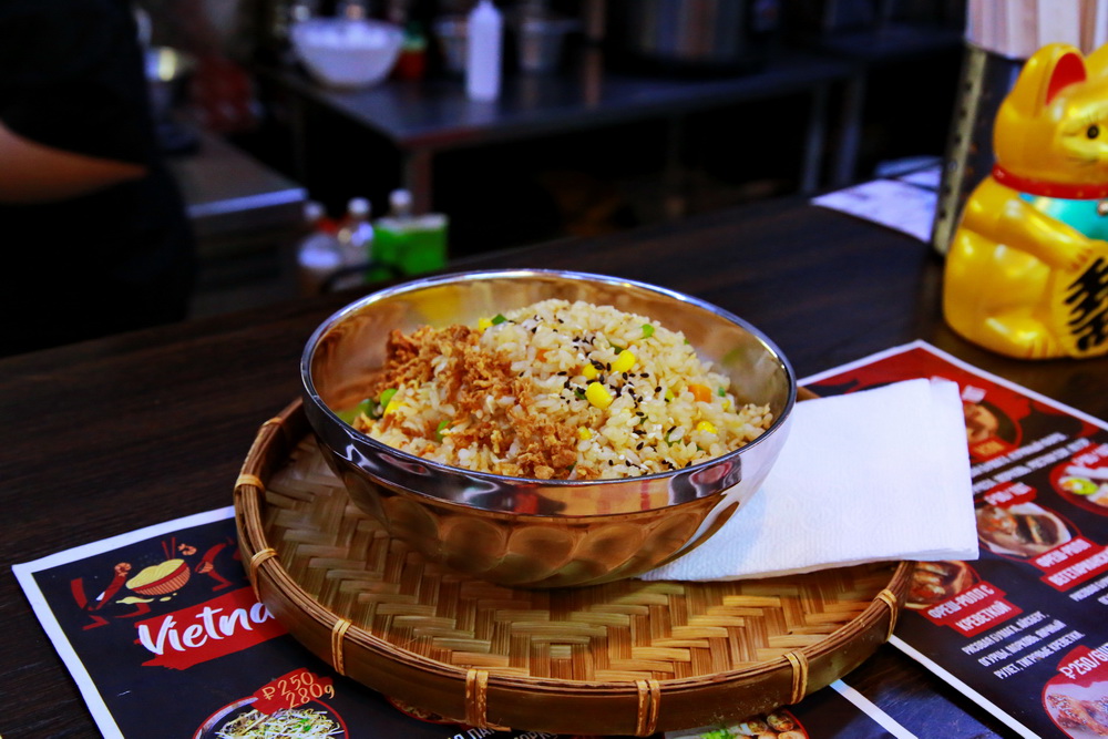 Еду здесь подают в металлических глубоких мисках — из таких едят все азиаты. Это ёмкости с толстым дном и двойными стенками — даже если суп будет очень горячий, точно не обожжётесь. Можно даже есть на бегу, а посуду оставить где угодно. Такой тут колорит.