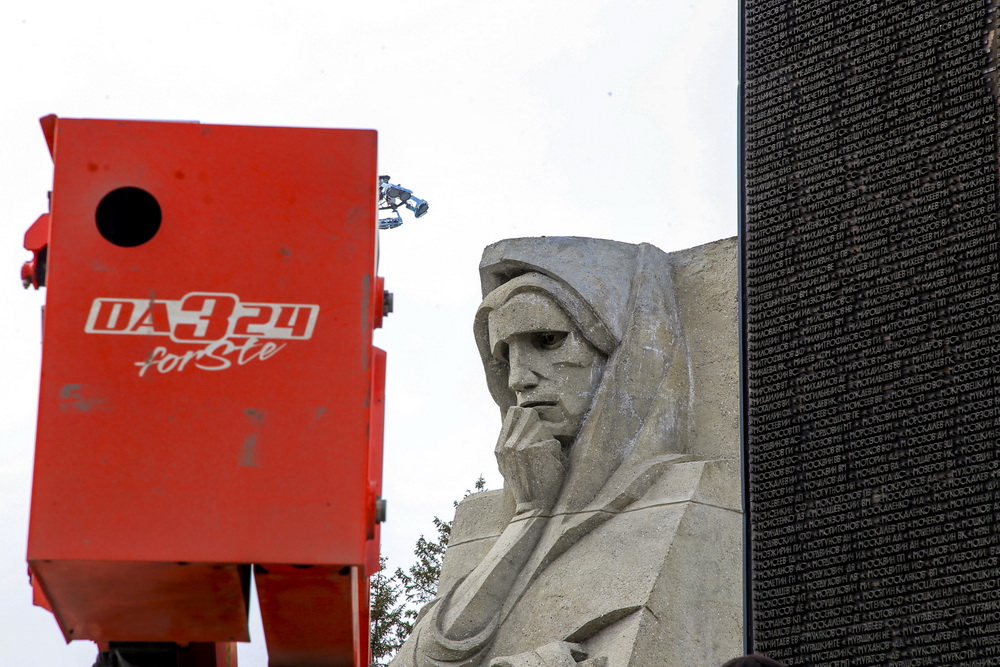 Замена металлических букв на Монументе Славы. Апрель 2020 года