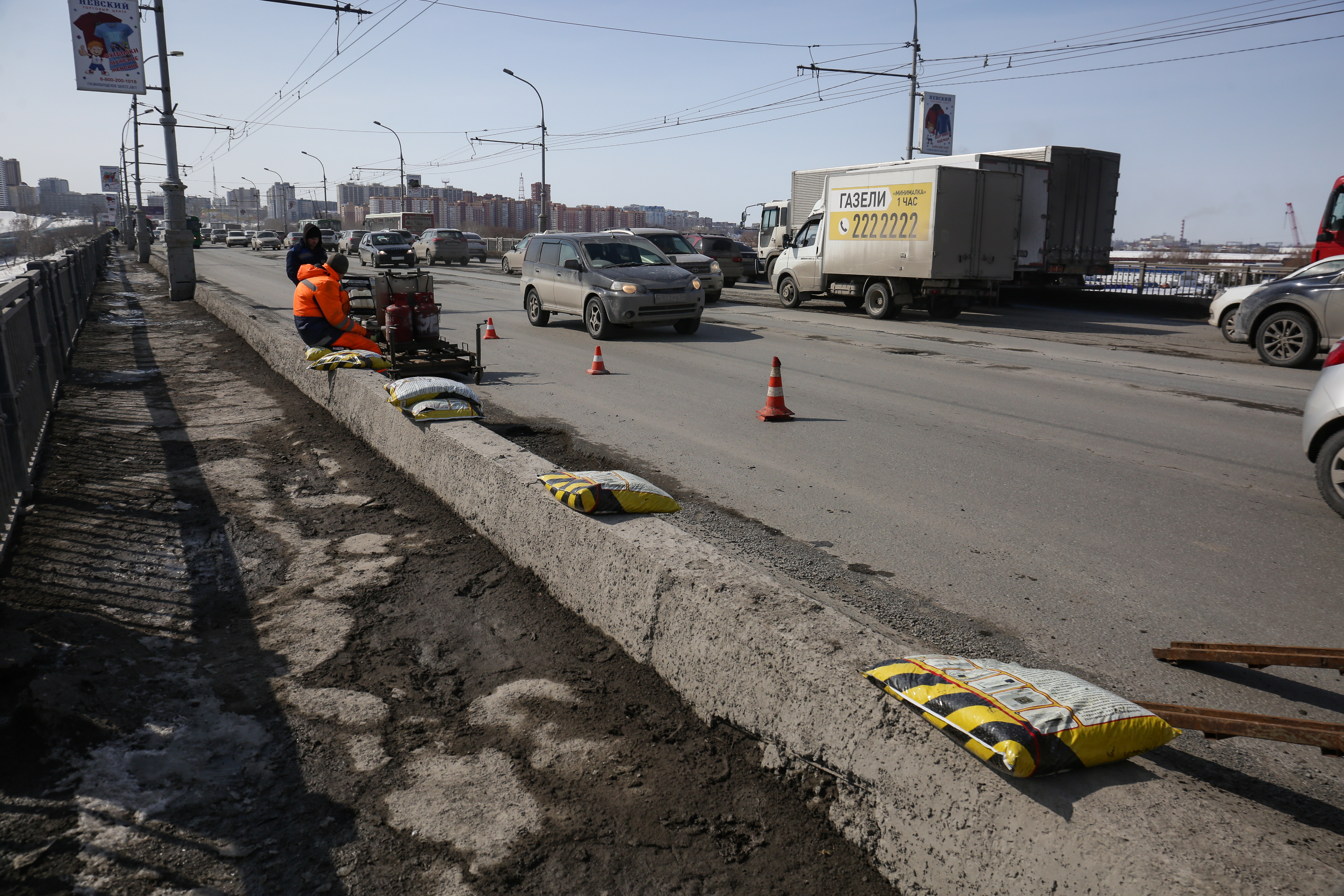 Ямочный ремонт дорог холодным асфальтом.  Апрель 2021 года