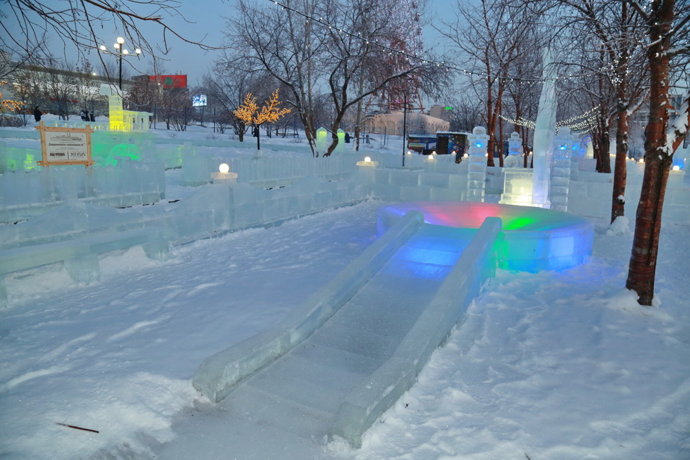 Ледовый городок на Михайловской набережной. Декабрь 2022 года