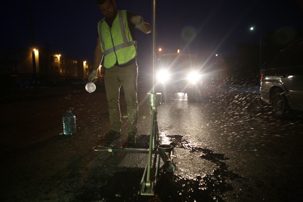 Как чистят дороги от пыли в Новосибирске