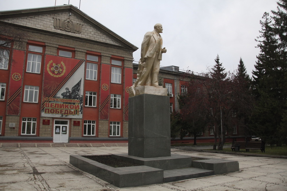 Памятник возле администрации Ленинского района