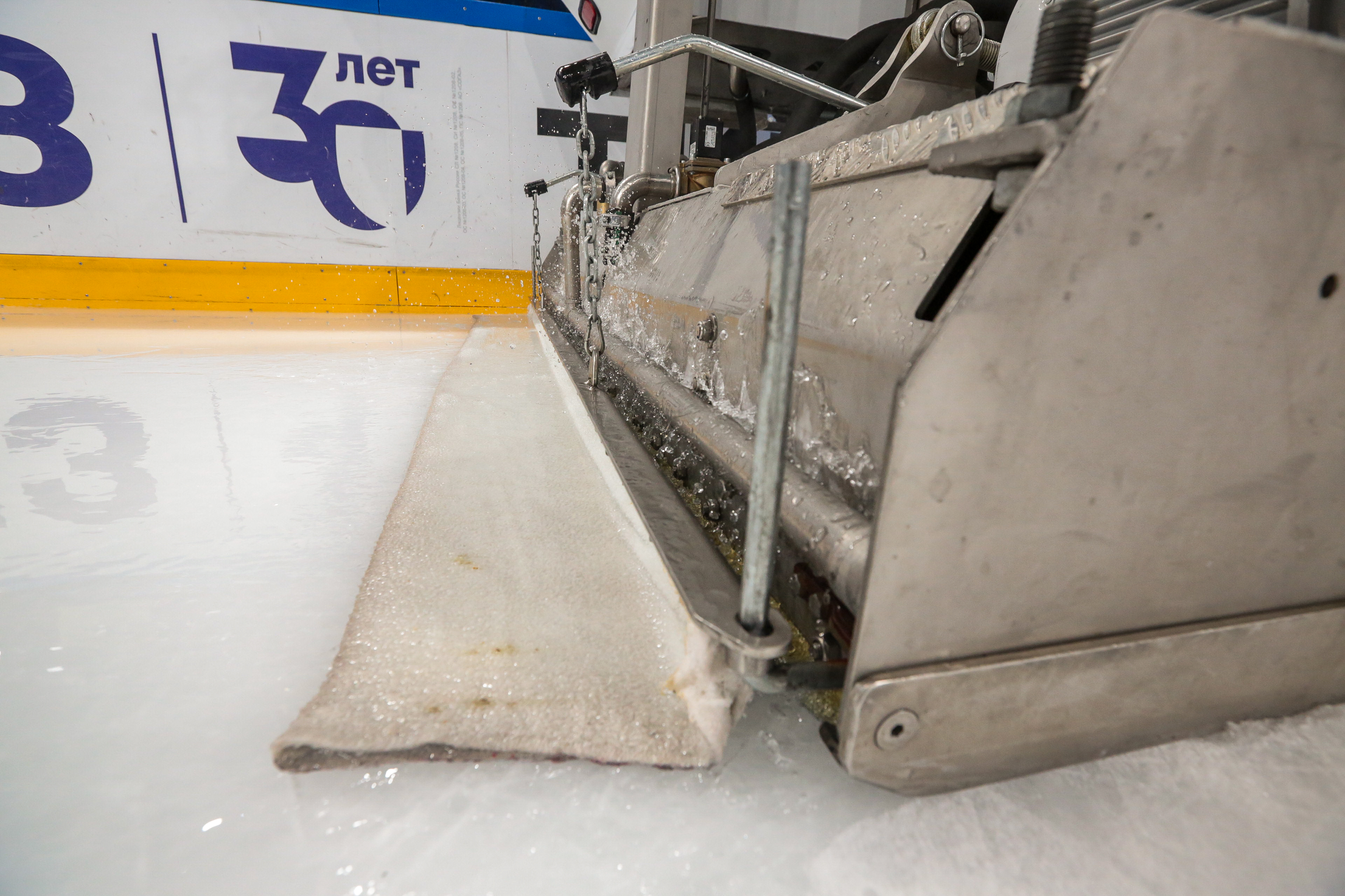 Процесс работы ледозаливочного комбайна