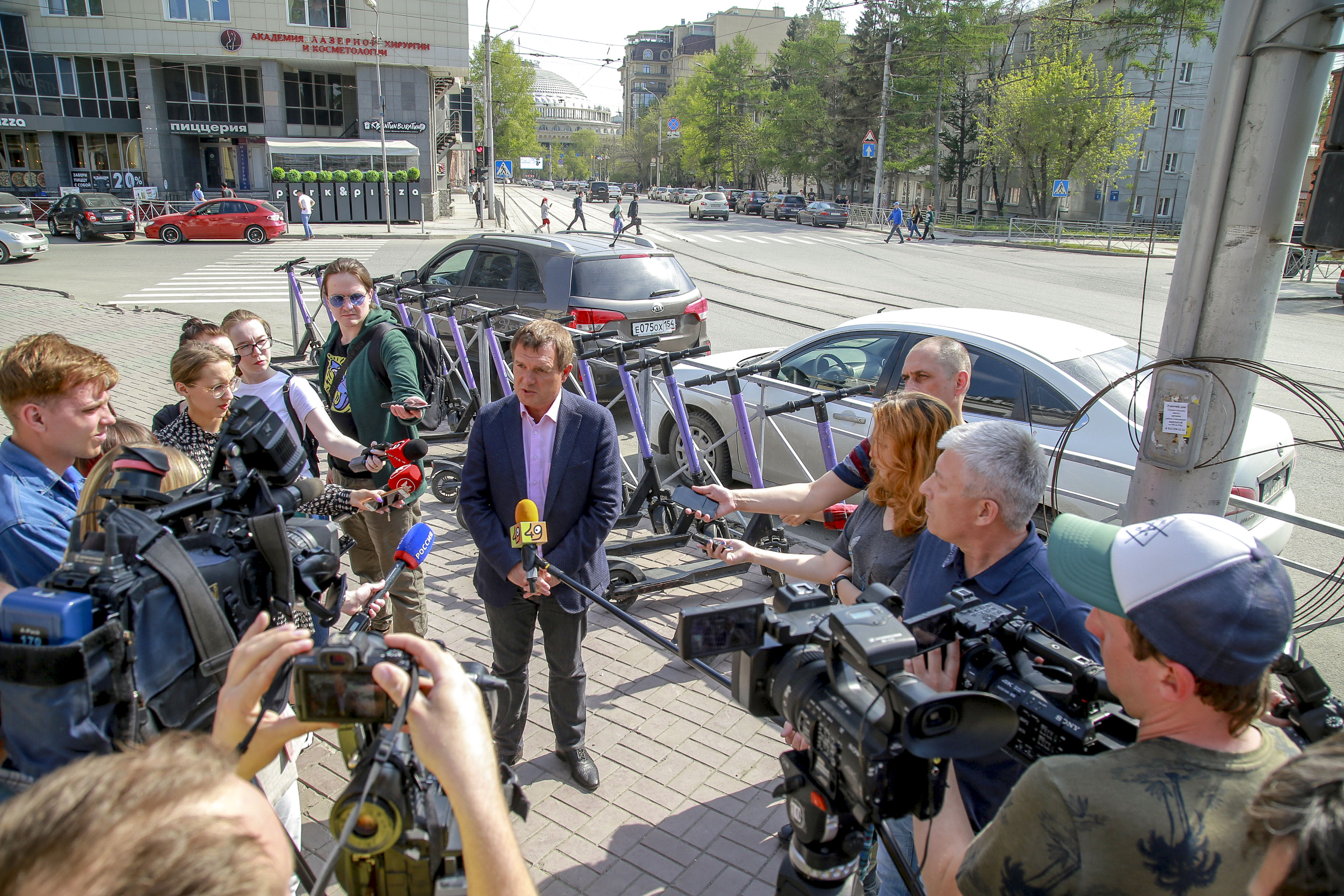 Изъятие хаотично припаркованных самокатов в центре Новосибирска (14 мая 2022 года)