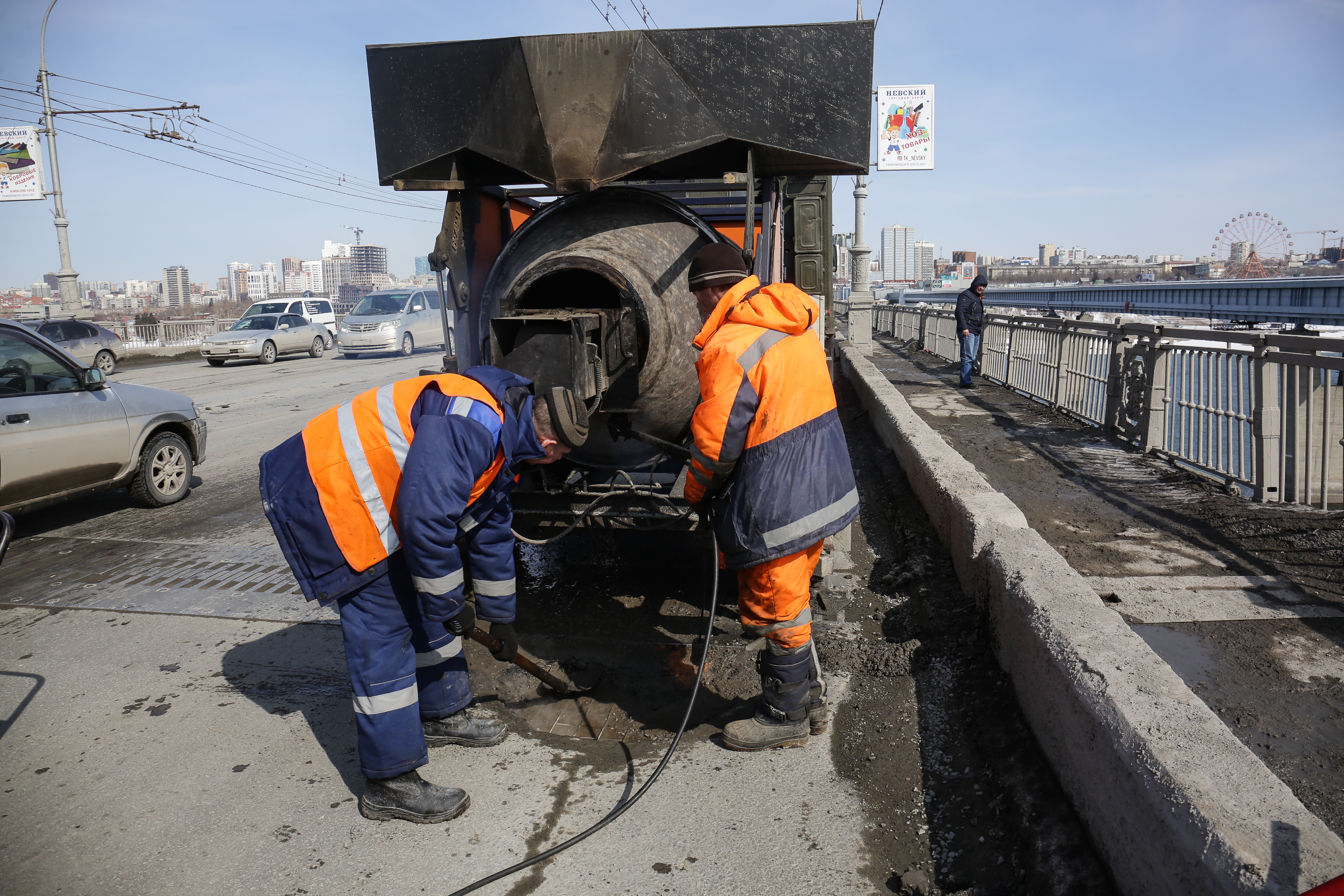 Ямочный ремонт на Октябрьском мосту. Апрель 2021 года