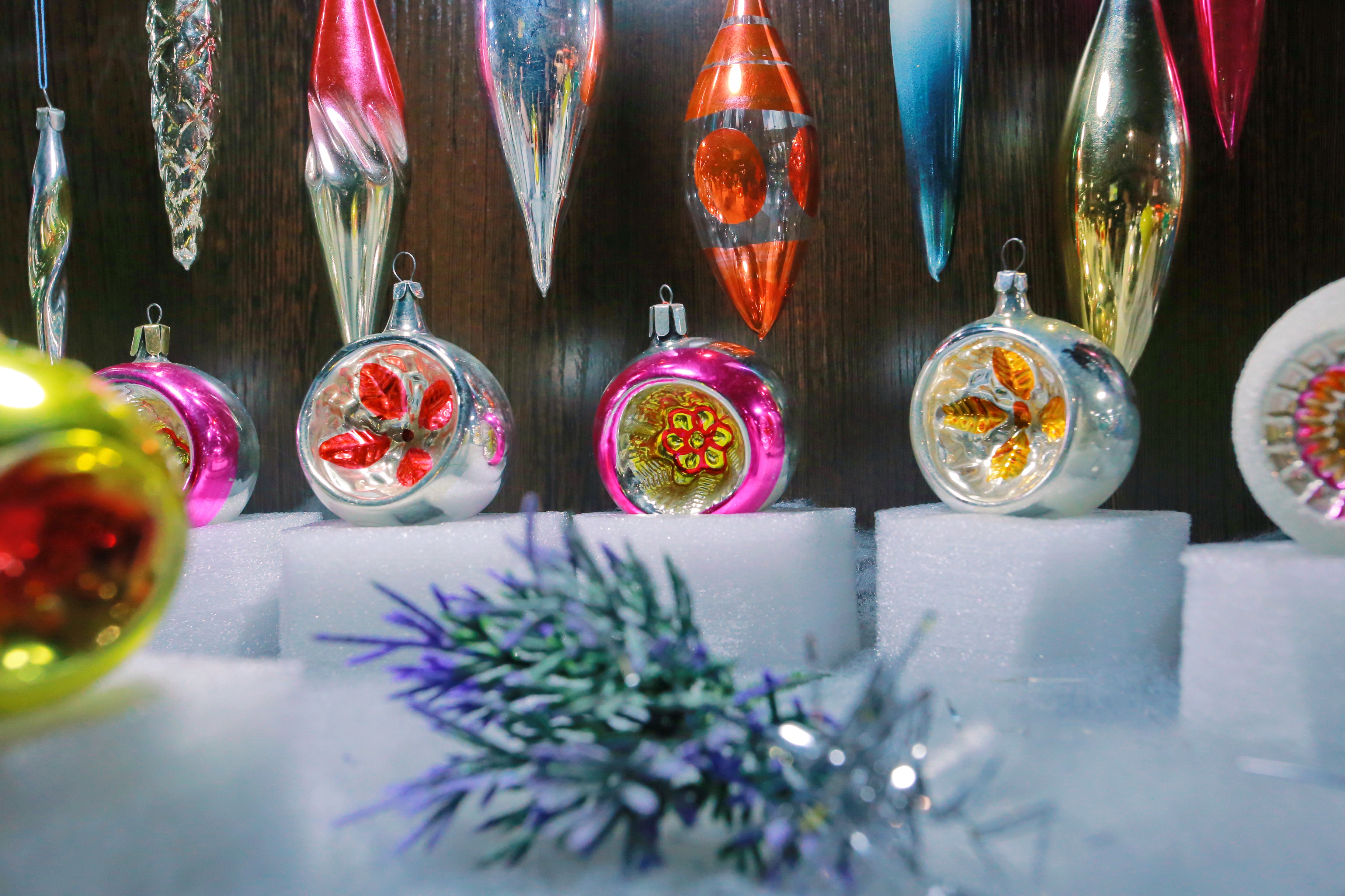 Дети особенно любили разглядывать прозрачные шарики, внутри которых была набита вата или серпантин. Были ещё ажурные пластиковые — в них можно было положить конфетку или кусочек мишуры.