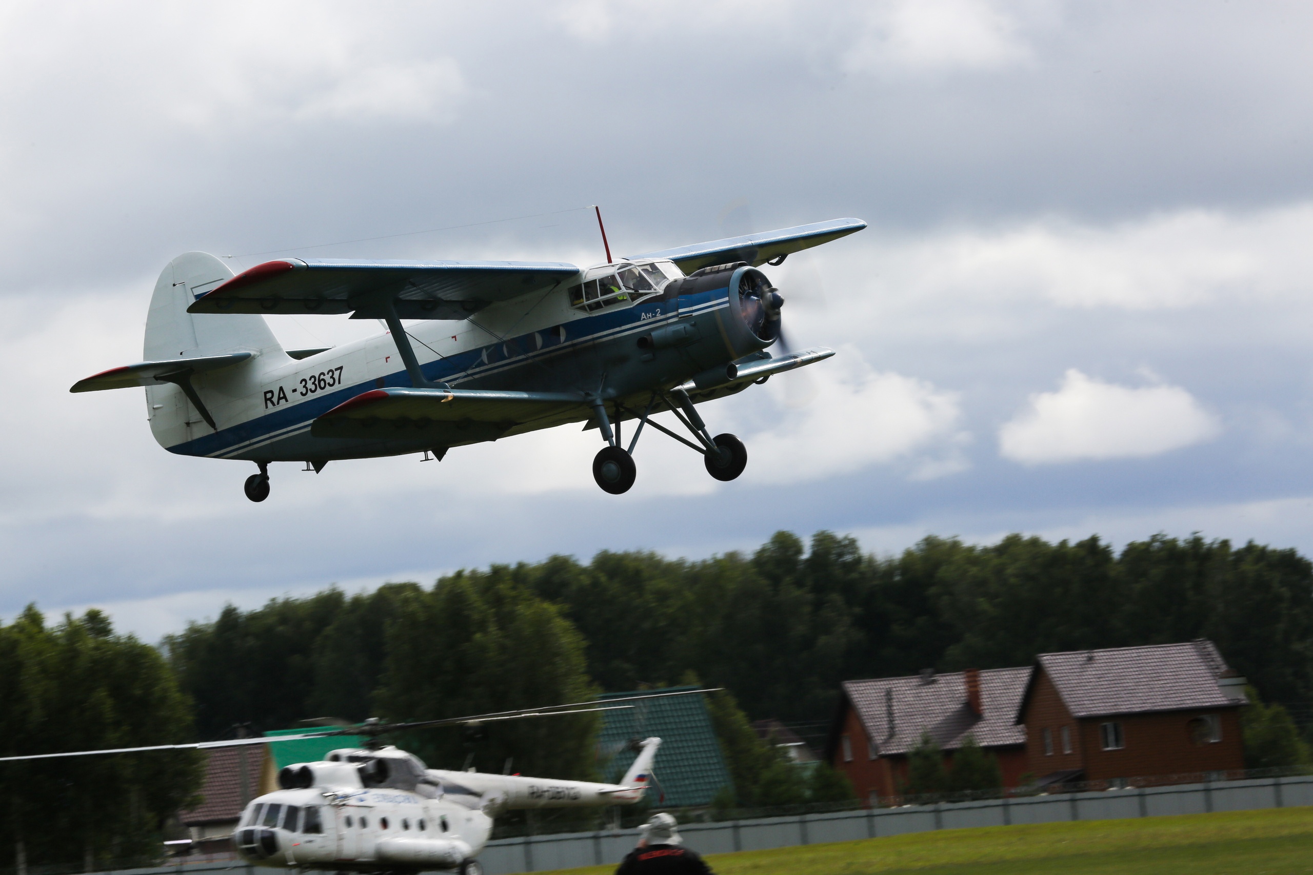Ан-2 — самолёт местных авиалиний. Его в конце 1940-х годов разработало ОКБ-153 в Новосибирске. Главный конструктор — Олег Антонов. Этот самолёт может сесть на небольшое поле, отличается неприхотливостью и коротким разбегом при взлёте и посадке