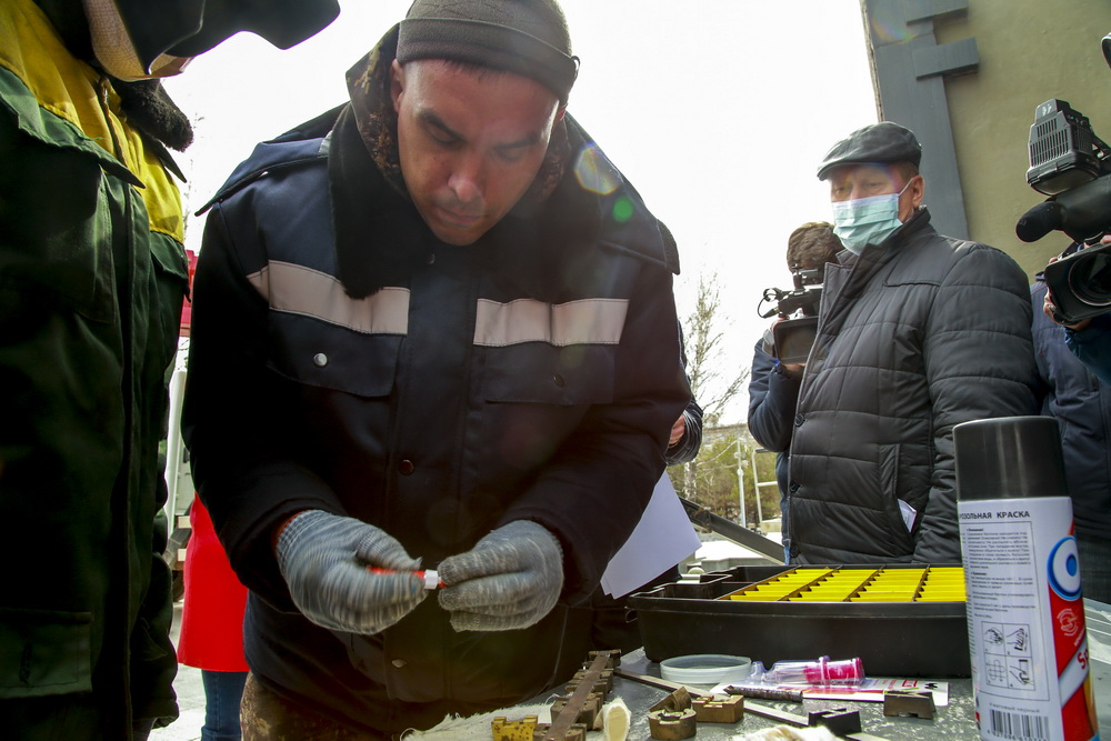 Замена металлических букв на Монументе Славы. Апрель 2020 года