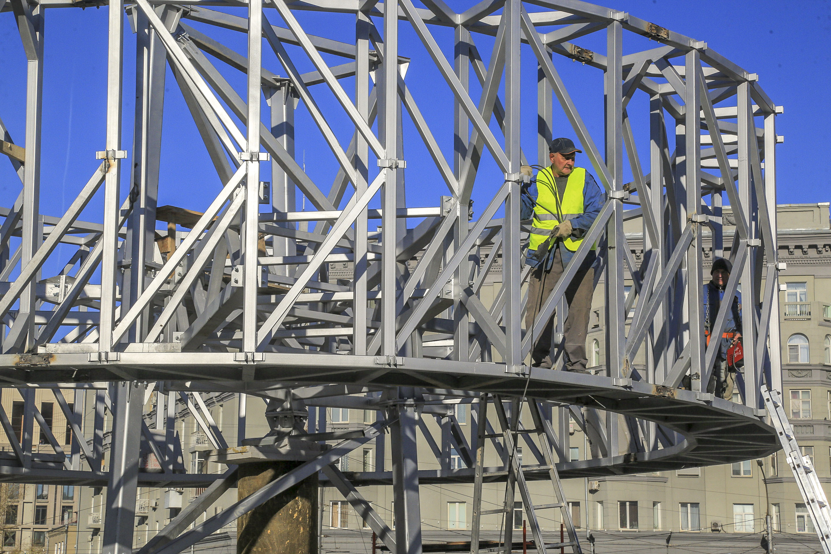 Установка шпиля стелы «Новосибирск — город трудовой доблести». 14 октября 2022 года