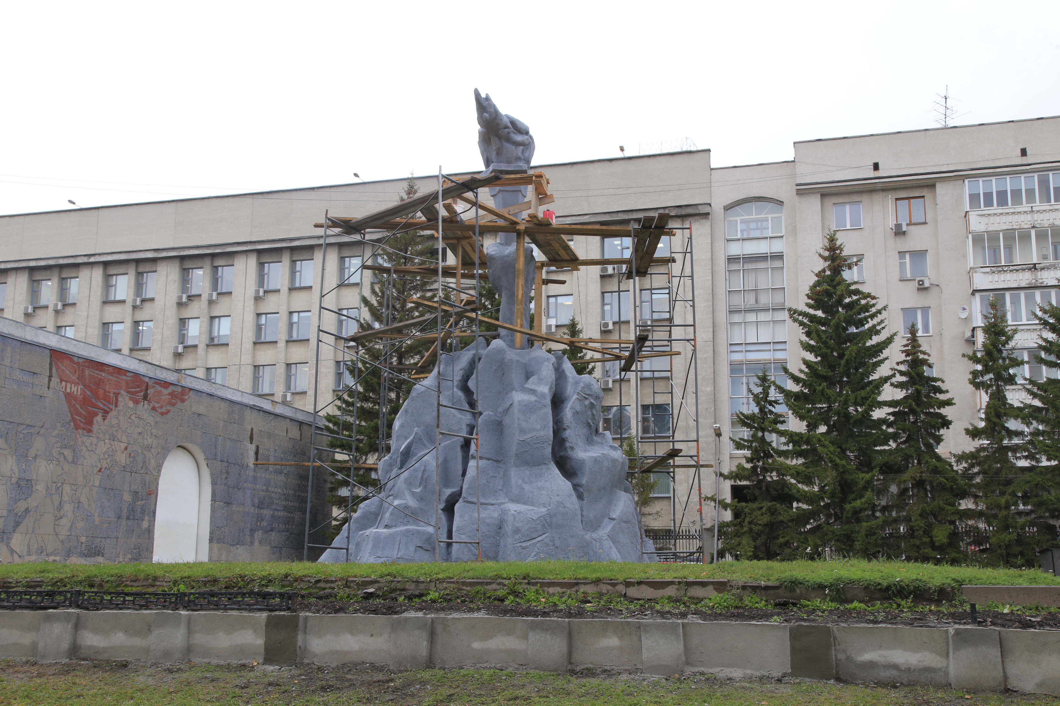 Реконструкция сквера Героев Революции (сентябрь 2019 года)