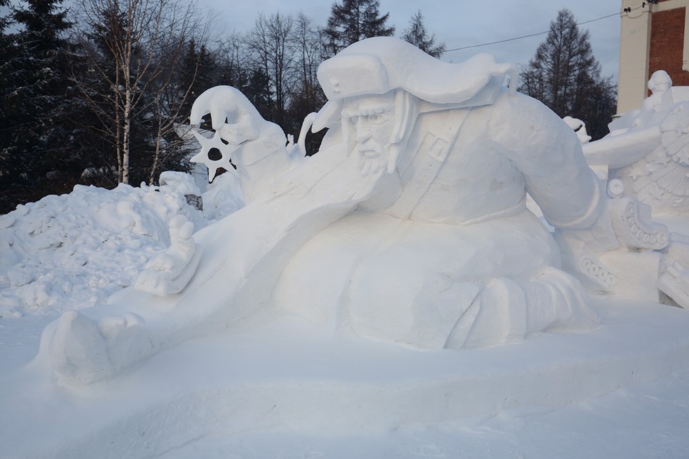 Первое место — скульптура «Дед и внук», команда Томска