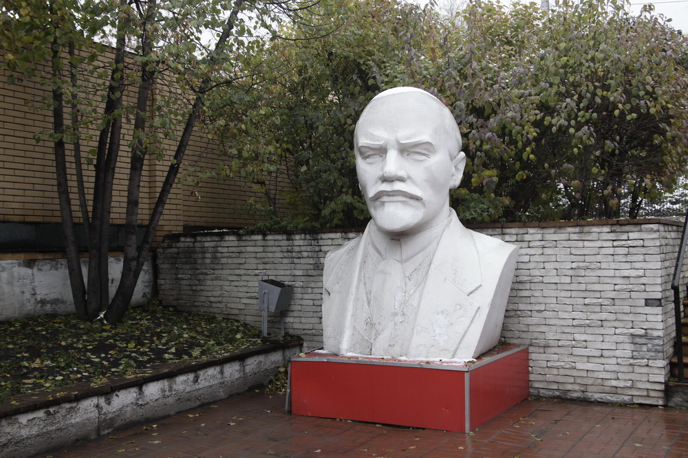 Бюст Ленина возле здания обкома КПРФ
