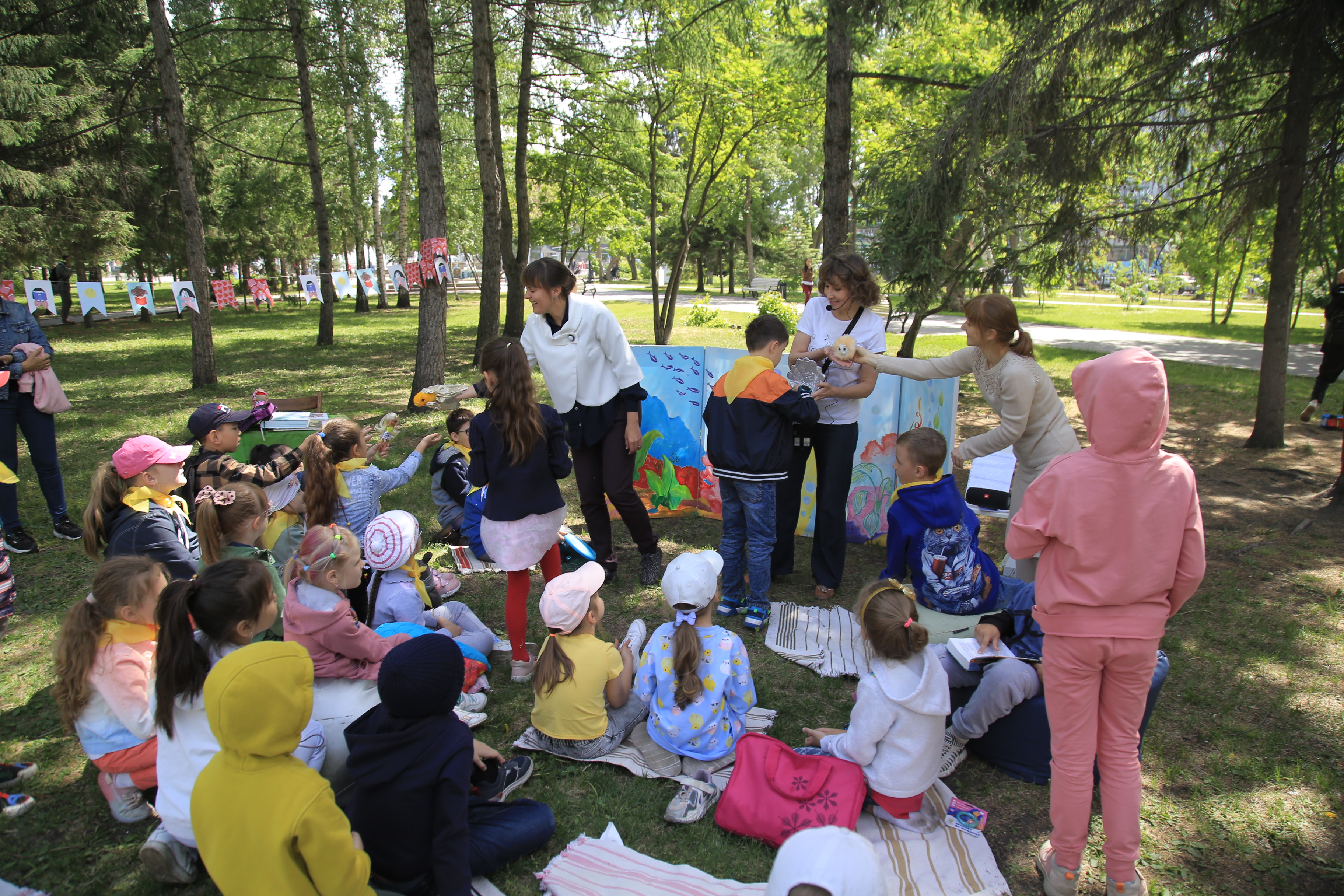 «Библиотека на траве». Первомайский сквер. Июнь 2022 года