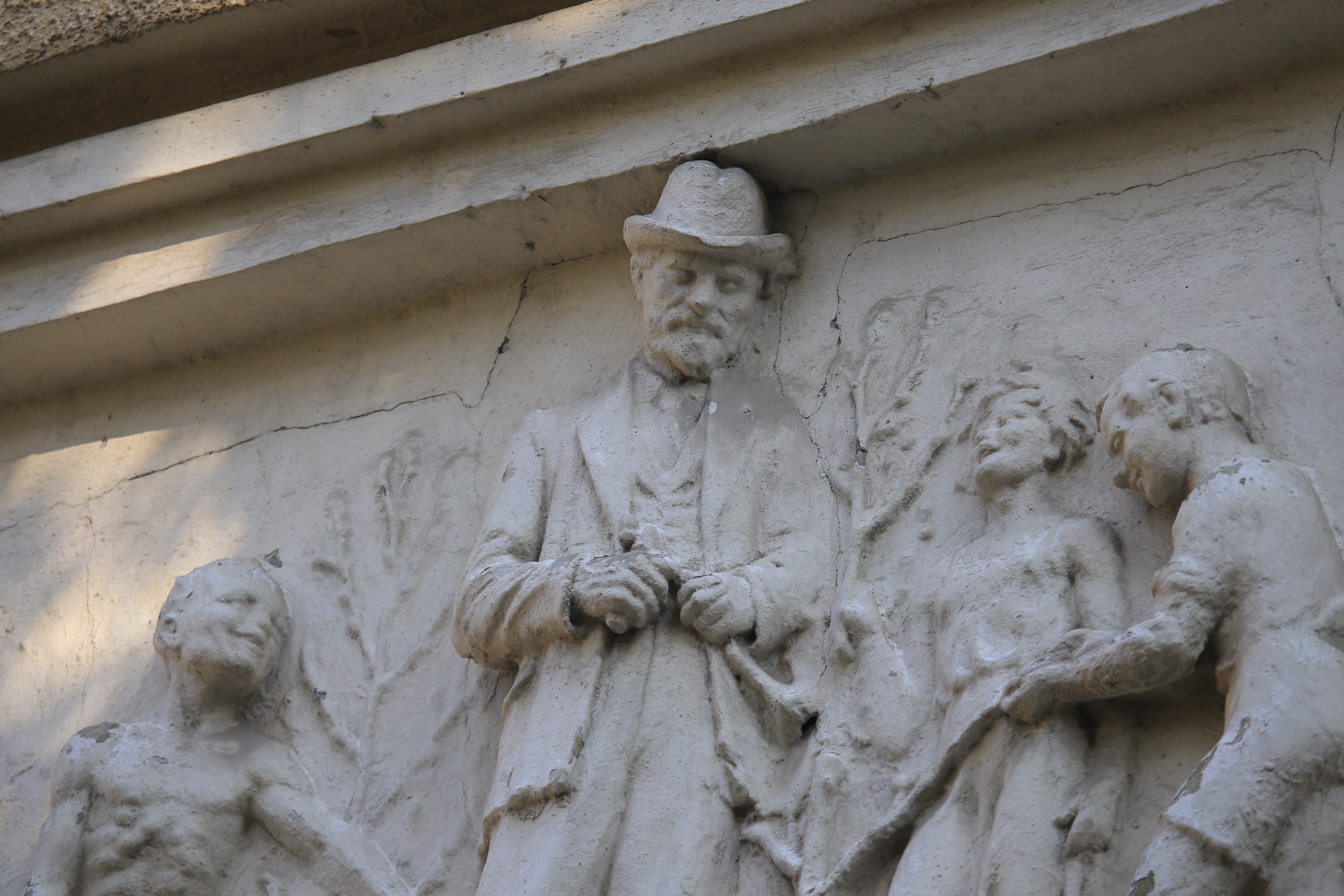 Барельефы на школе №54