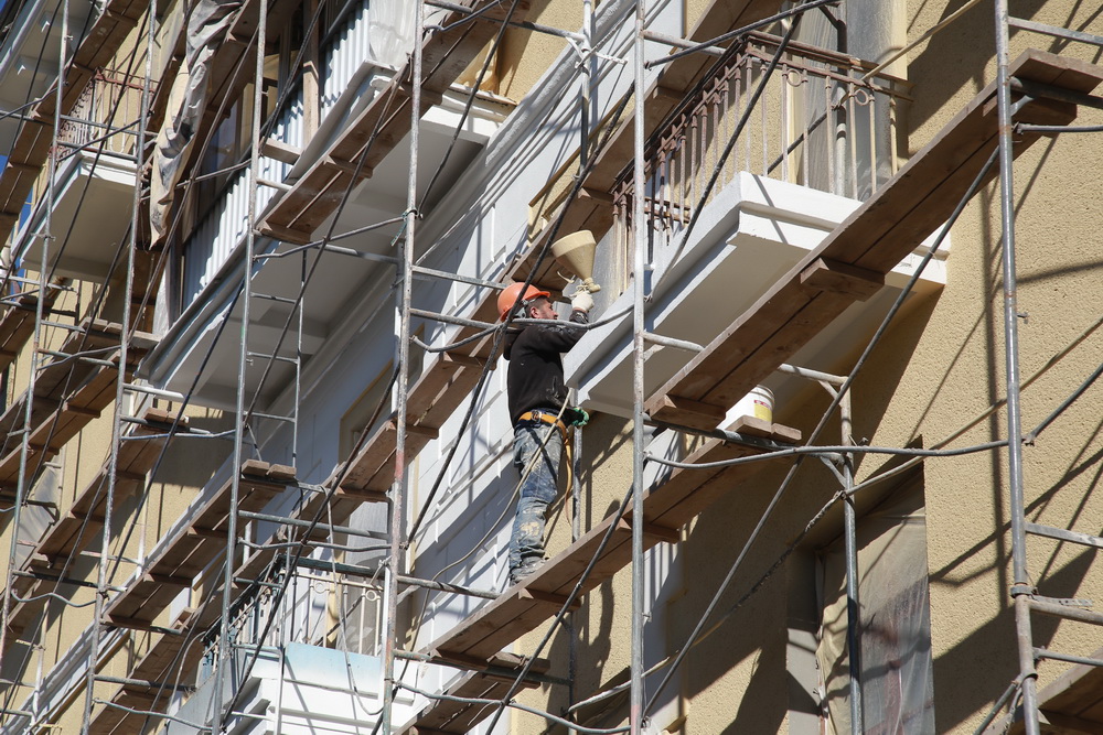 Процесс ремонта домов №4 и №6 на улице Пархоменко. Август 2022 года