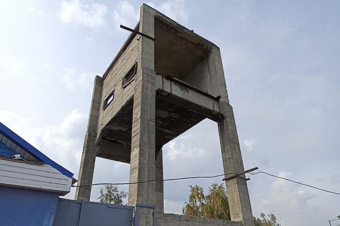 Останки транспортной галереи зернохранилища «Мастодонт» в Камне-на-Оби