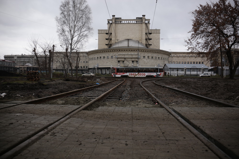 Сквер за оперным театром. Ноябрь 2020 года
