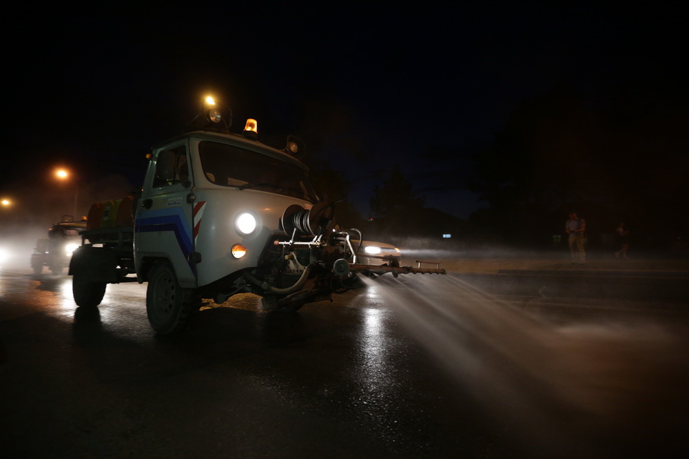 Как чистят дороги от пыли в Новосибирске