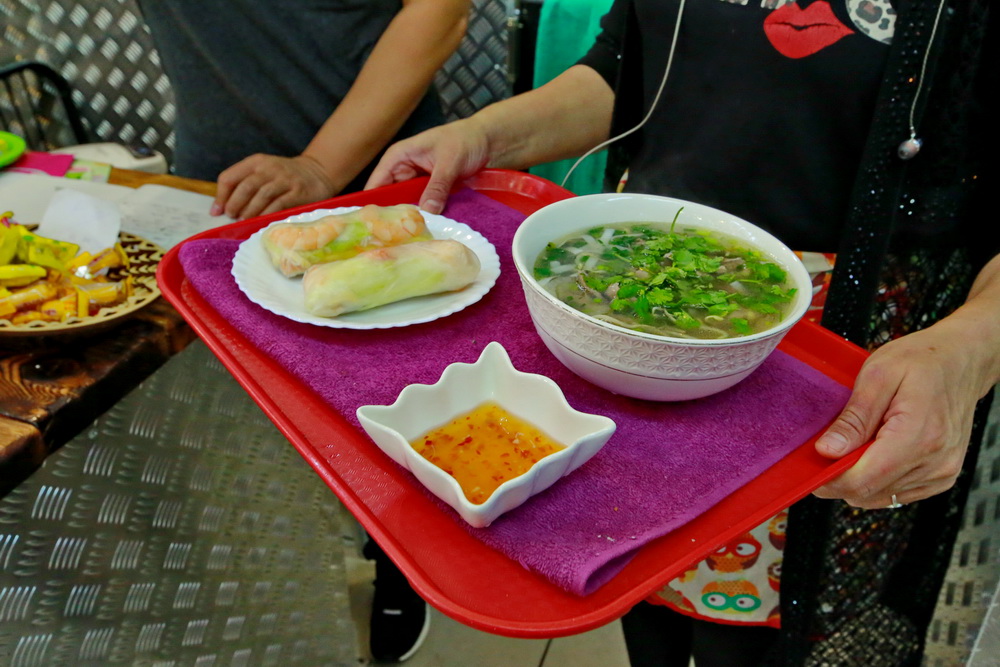 Главный в меню — суп фо. Есть и другие хиты вьетнамской кухни — блинчики нэмы, спринг-роллы, жареный рис с морскими гадами, лапша всех мастей, вкуснейшее пиво. Борщ тут, конечно, готовить не умеют. Но обещали изучить рецепт.