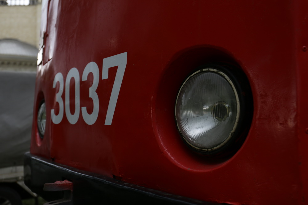 Трамвай №13 установили в сквере за оперным театром