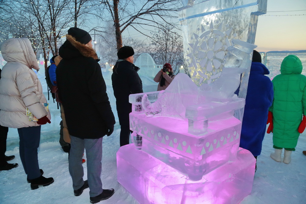 Ледовый городок на Михайловской набережной. Декабрь 2022 года