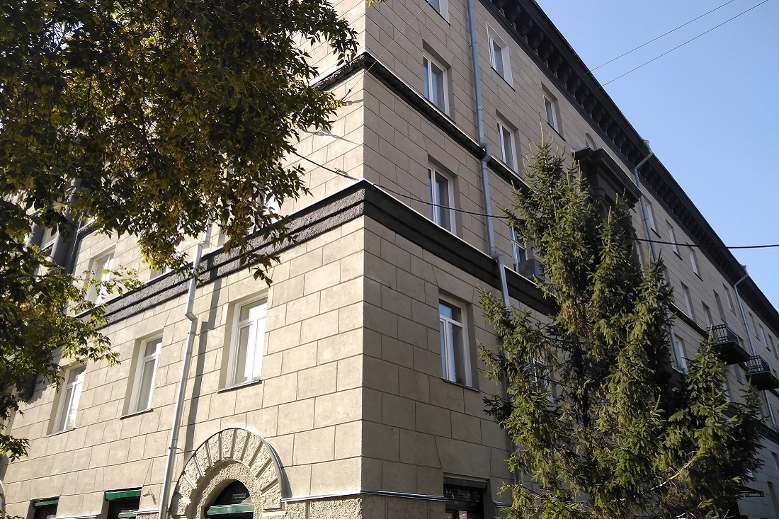 Так сейчас выглядит угол дома на Советской, 7/Коммунистической, 24. Скоро сюда вернут вывеску