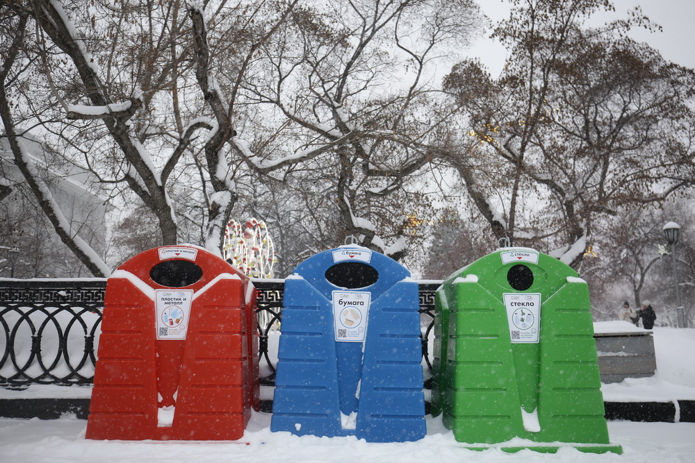 Контейнеры для раздельного сбора мусора на площади Ленина. Декабрь 2021 года