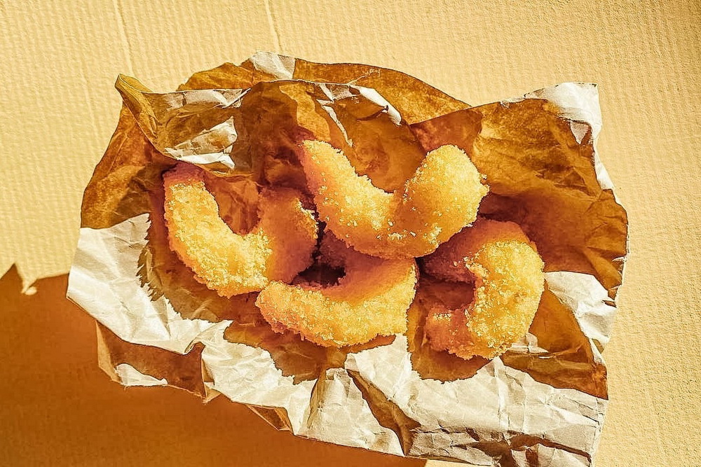 Если не наелись — пробуйте кимари. Эта закуска напоминает суши из фунчозы, внутри которой добавлен сыр. Всё это обваливают в нори и тоже обжаривают в кляре.