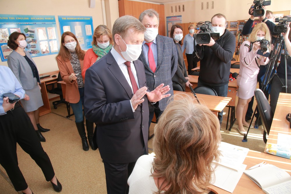 Мэр Локоть инспектирует работу учителей