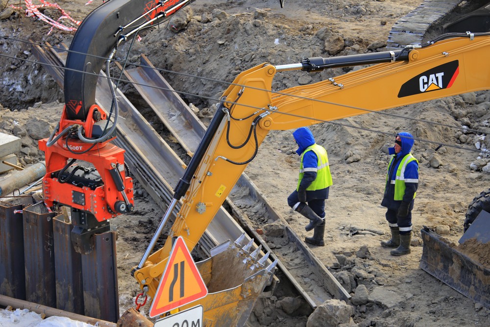 Вид на стройку моста с правого берега. Март 2021 года