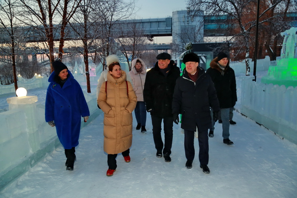 Ледовый городок на Михайловской набережной. Декабрь 2022 года