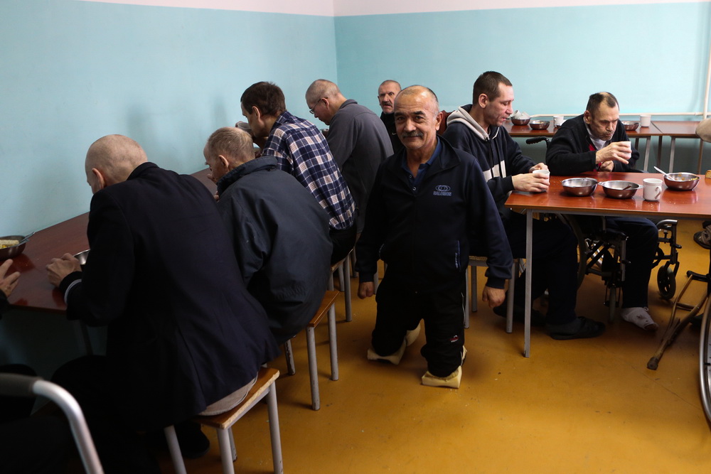 За своё проживание одинокие граждане выплачивают 80-85 процентов из пенсии, в зависимости от её размера. Конечно, этих средств не хватает для полного содержания, обслуживания, питания, поэтому дополнительные расходы покрываются за счёт пожертвований.